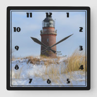 Sturdy Lighthouse på en Rocky Kusten på vinter