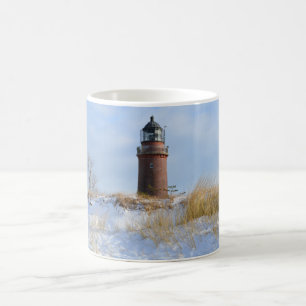 Sturdy Lighthouse på en Rocky Kusten på vinter Kaffemugg