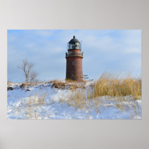 Sturdy Lighthouse på en Rocky Kusten på vinter Poster