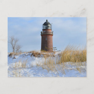 Sturdy Lighthouse på en Rocky Kusten på vinter Vykort