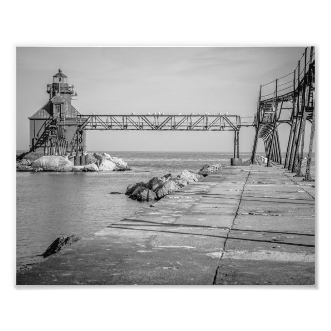 Sturgeon Bay fyr Pier Black and White Fototryck (Framsidan)