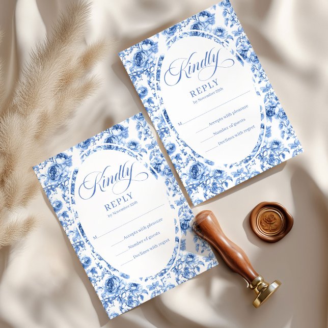 Stylish Dusty Blue Toile Roses Wedding RSVP Card OSA Kort (Stylish Dusty Blue Toile Roses Wedding RSVP Card

)