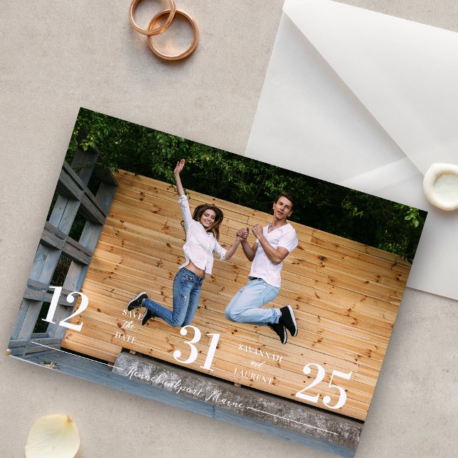 Stylish & Fun Unmatched Wedding Photo Card Spara Datumet (Stylish & Fun Unmatched Wedding Photo Card Save the Date with Envelope.)