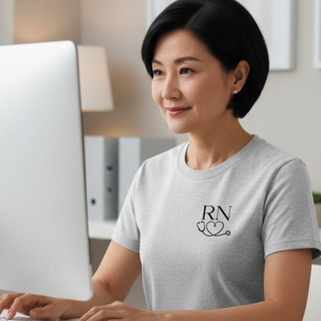 Stylish Minimalist RN Nurse T-Shirt for Women (Skapare uppladdad)