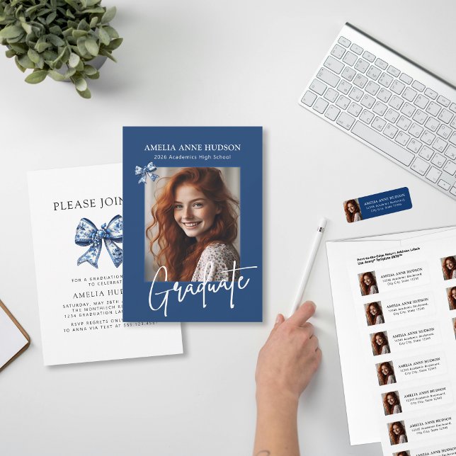 Stylish Trendy Blue Bows 2026 Graduate Photo Inbjudningar (Skapare uppladdad)