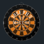 Styrelsen för eget namn för Man Cave Darttavla<br><div class="desc">Färgadens bakgrund med eget namn och människans grotta i mitten av tavlan. Annan färg tillgänglig i butiken. Orange</div>