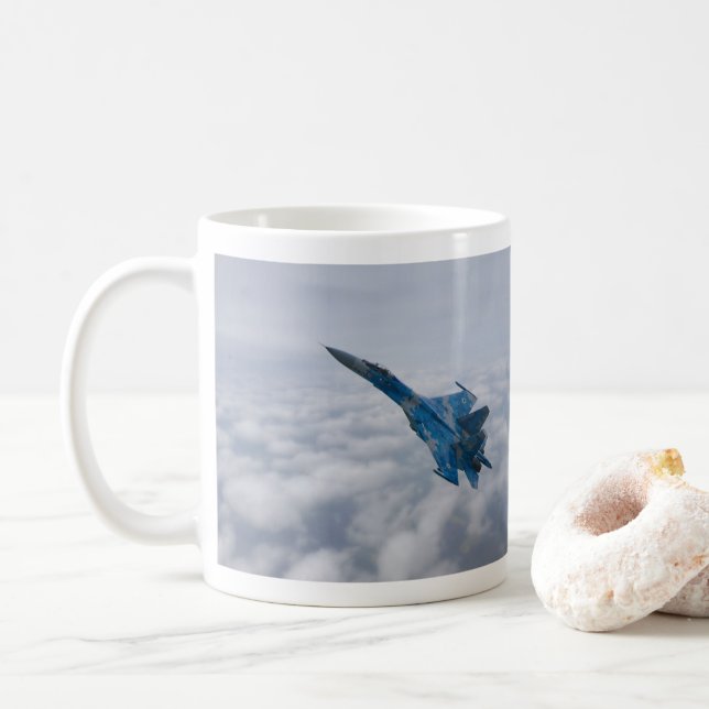 SU-27-flanker ovanför molnen Kaffemugg (Med munk)
