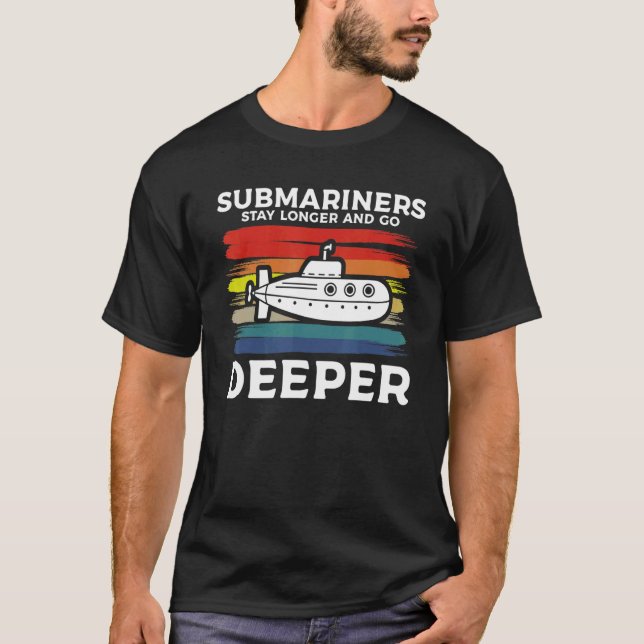 Submariners Stay Longer And Go Deeper Navy Submari T Shirt (Framsida)