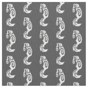Subtil räv Kitsune som är stam- med andelyktan Tyg