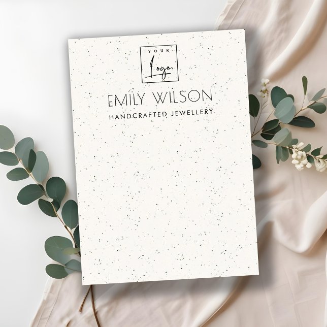 SUBTLE WHITITE CERAMIC STRUKTUR EARRING VISNING LO VISITKORT (Skapare uppladdad)