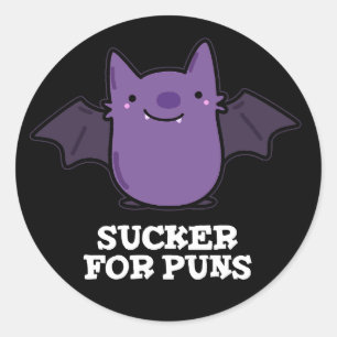 Sucker for Puns Funny Baby Fladdermus Pun Mörk BG Runt Klistermärke