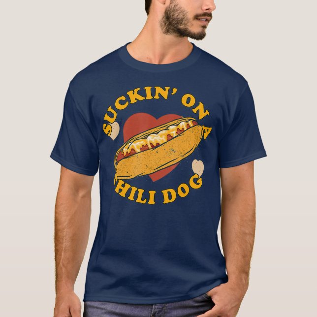 Suckin på en Chili Hund Foodie Funny T Shirt (Framsida)