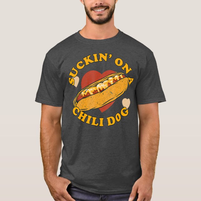 Suckin på en Chili Hund Foodie Funny T Shirt (Framsida)