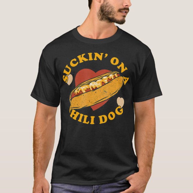 Suckin på en Chili Hund Foodie Funny T Shirt (Framsida)