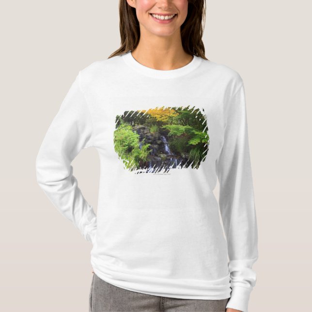 Suddig stenvattenfall, gröna & orange träd för t-shirt (Framsida)