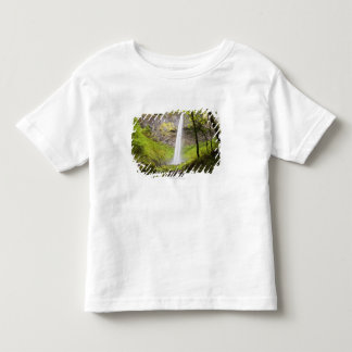 Suddig vattenfall runt om frodig grönska i Oregon T-shirt