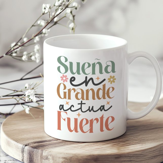 "Sueña en Grande Actúa Fuerte" Boho inspirational Kaffemugg ("Sueña en Grande Actúa Fuerte" Boho Inspirational Coffee Mug on a sunny neutral boho kitchen table.)