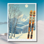 Sugarloaf Mountain Maine skidestination vykort<br><div class="desc">Hej från de snöiga bergen vid Sugarloaf Mountain Maine,  USA! Vi hoppas att du har en underbar skidestination. Detta vykort visar ett vackert blågrått bergslandskap med retro-skidor i ett orange,  tribal-inspirerat mönster.
Alla textfraser kan anpassas efter dina behov!</div>
