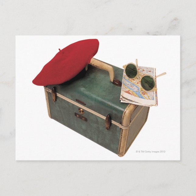 Suitcase, beret, karta och solglasögon vykort (Framsida)