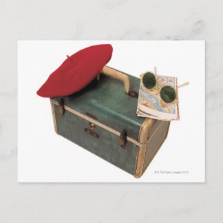 Suitcase, beret, karta och solglasögon vykort