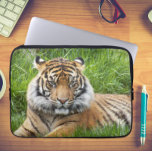 Sumatran Tiger Wildlife Photo Laptop Fodral<br><div class="desc">Skydda din bärbara dator med den här zippriserade sleeven som innehåller fotobilden av en fantastisk Sumatran Tiger,  en utrotningshotad djurart. Baksidan av sleeven är svart. Markera laptop sleeve storlekt.</div>