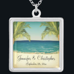 Summer Beach och Handflatan Träd Bröllop Memento Silverpläterat Halsband<br><div class="desc">En strandplan i bröllop under sommaren bröllop, som ger en bild av havs- och strandsand där handflatan träd sätter upp scenen. Perfekt för dem som planerar ett avslappnat och informellt badbröllop. Texten är helt och hållet anpassade för ert eget speciella tillfälle. Detta samordnar sig med uppsamlingen för sommarströ och Handflatan...</div>