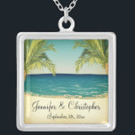 Summer Beach och Handflatan Träd Bröllop Memento Silverpläterat Halsband<br><div class="desc">En strandplan i bröllop under sommaren bröllop, som ger en bild av havs- och strandsand där handflatan träd sätter upp scenen. Perfekt för dem som planerar ett avslappnat och informellt badbröllop. Texten är helt och hållet anpassade för ert eget speciella tillfälle. Detta samordnar sig med uppsamlingen för sommarströ och Handflatan...</div>