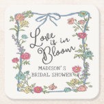 Summer Garden Party Bright Blommigt Möhippa Underlägg Papper Kvadrat<br><div class="desc">Kärlek är i Bloom! Gratulerar till din brud med den här pastellbuketten av handdragna blommigtar. Detta nya tema för blommigt är inspirerat av charmen från en Fransk Flower Market, som har en fantasirik buskblomma med en delikat blå coquette-buk. Om du behöver en samordnande décor, kontrollera min matchande samling. Om du...</div>
