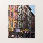 Summer Street Scene Chinatown Manhattan New York Pussel<br><div class="desc">Pussel har ett originalfoto av en bustig gata i Chinatown,  Lower Manhattan,  New York City. Det finns också många fler illustrerade och fotopussel från den här butiken. Om du inte ser pusslet du är tittar för,  kontakta Rebecca för att få något designat bara för dig!</div>