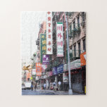 Summer Street Scene Chinatown Manhattan New York Pussel<br><div class="desc">Pussel har ett originalfoto av en bustig gata i Chinatown,  Lower Manhattan,  New York City. Det finns också många fler illustrerade och fotopussel från den här butiken. Om du inte ser pusslet du är tittar för,  kontakta Rebecca för att få något designat bara för dig!</div>