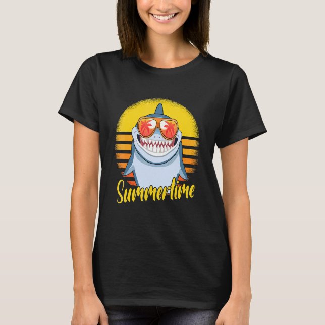 Summertime Shark Retro Sunset Beach Vacation Shark T Shirt (Framsida)