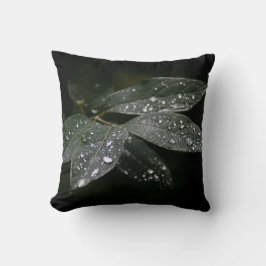 Summertime Silver Raindrops on Mörk grönt Löv Kudde