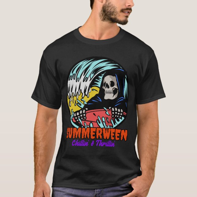 Summerween Chillin’ Ghost Ride – Retro Halloween T Shirt (Framsida)