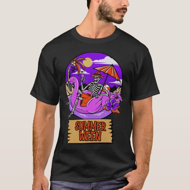 Summerween Skeleton Relaxing at The Beach T Shirt (Framsida)