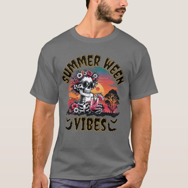Summerween Skeleton Vibes – Floral Sunset Retro T Shirt (Framsida)