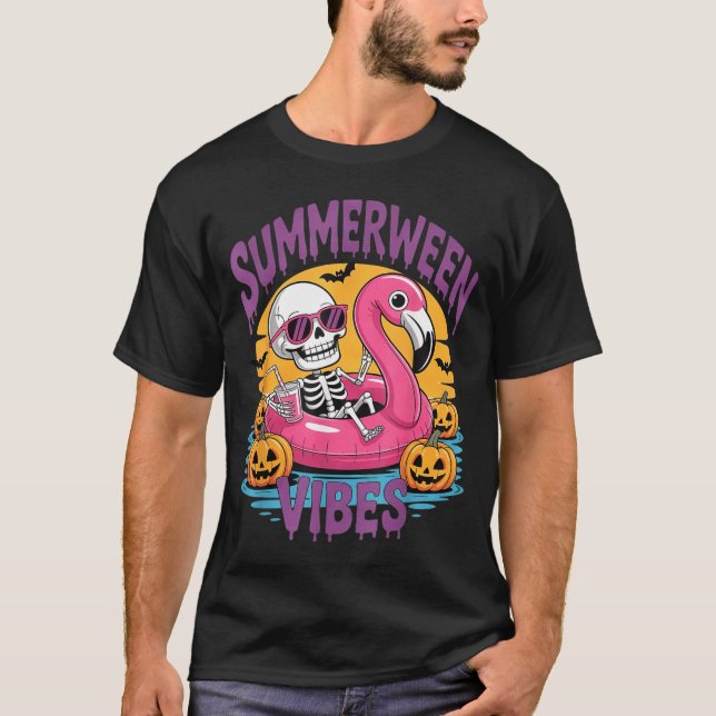 Summerween Vibes Skeleton Flamingo Spooky Hallowee T Shirt (Framsida)