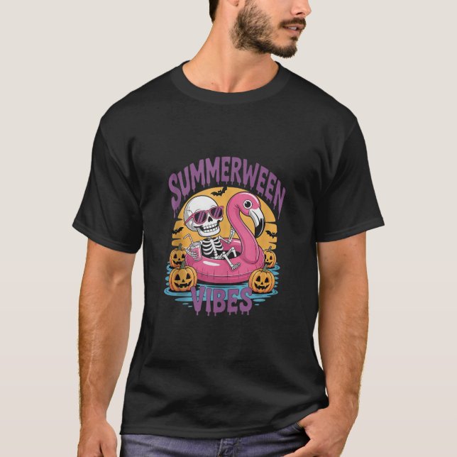 Summerween Vibes Skeleton Flamingo Spooky Hallowee T Shirt (Framsida)