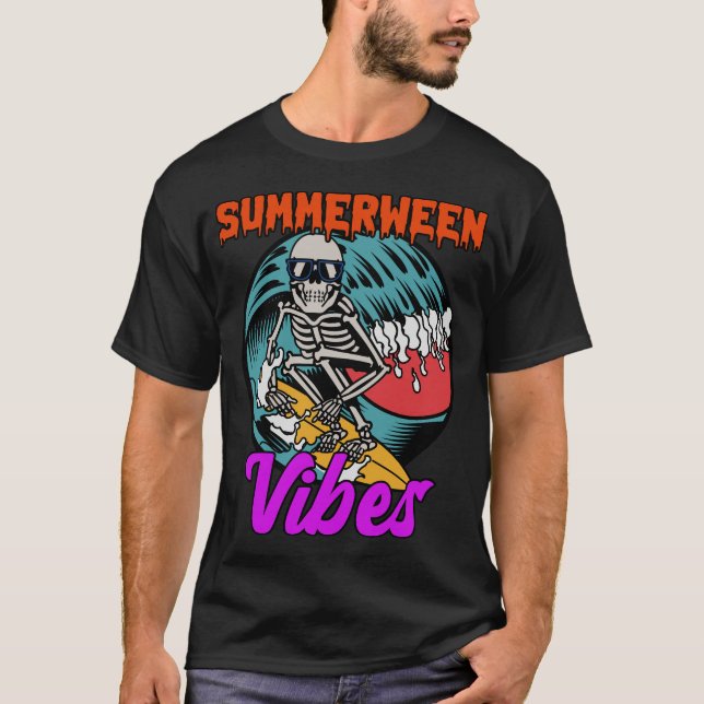 Summerween Vibes Skeleton Spooky Surfing T-Shirt (Framsida)