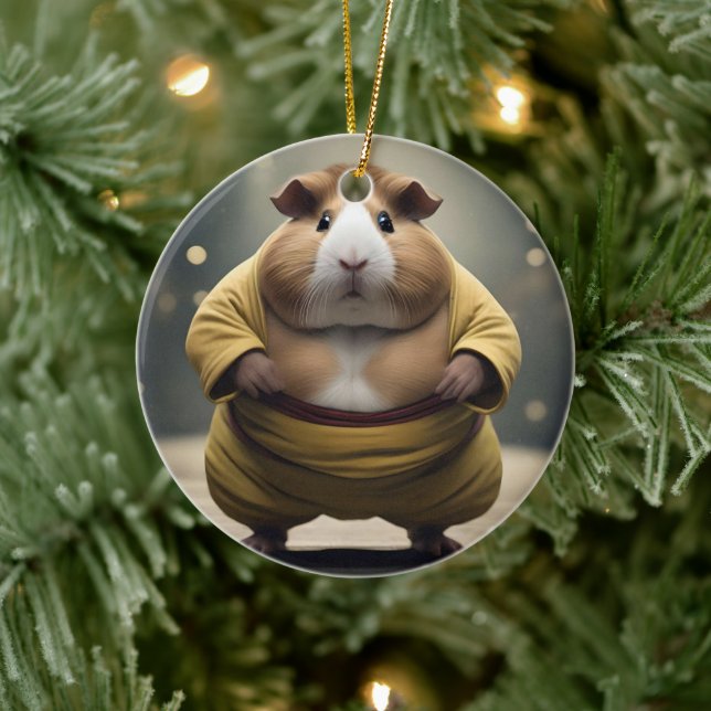 "Sumo Squeakdown: The Mighty Guinea Gris Wrestler" Julgransprydnad Keramik (Träd)