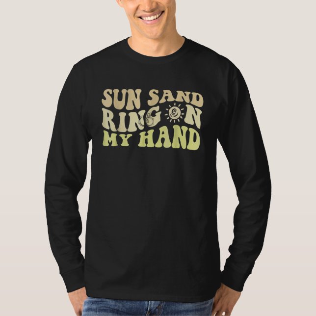 Sun Sand Ring On My Hand Groovy Bachelorette Party T Shirt (Framsida)