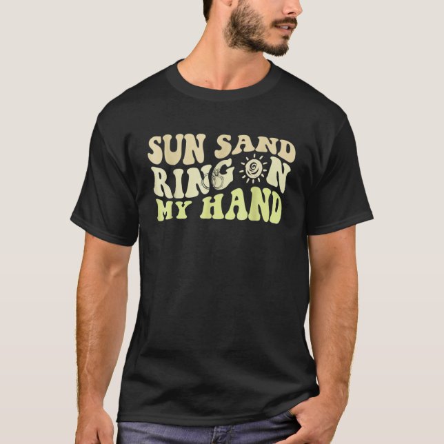 Sun Sand Ring On My Hand Groovy Bachelorette Party T Shirt (Framsida)