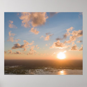Sunbeams soluppgången, blå himmel, fluffiga moln poster