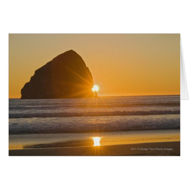Sunburst and Haystack Sten vid Cape Kiwanda Hälsningskort (Framsidan Horizontal)