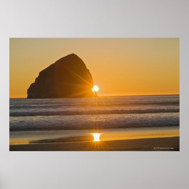 Sunburst and Haystack Sten vid Cape Kiwanda Poster (Framsidan)