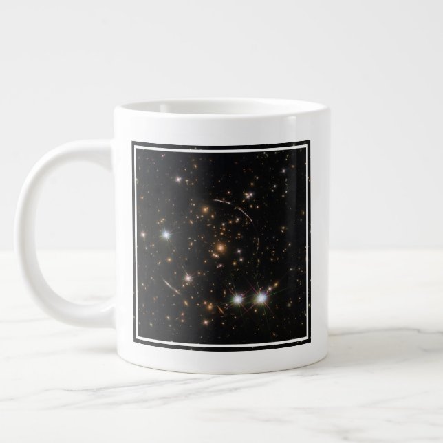 Sunburst Arc in a Massive Galaxy Cluster Jumbo Mugg (Vänster)