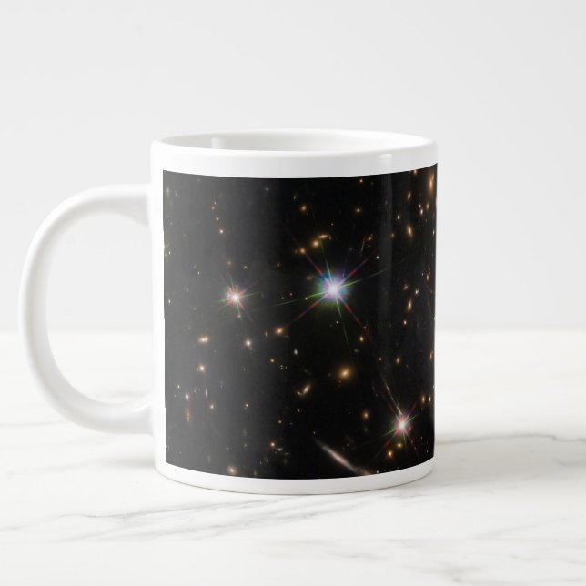 Sunburst Arc in a Massive Galaxy Cluster Jumbo Mugg (Vänster)