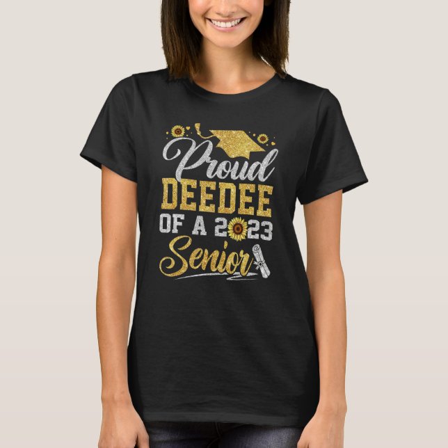 Sunflower 2023 Proud Deedee Of A 2023 Senior Gradu T Shirt (Framsida)