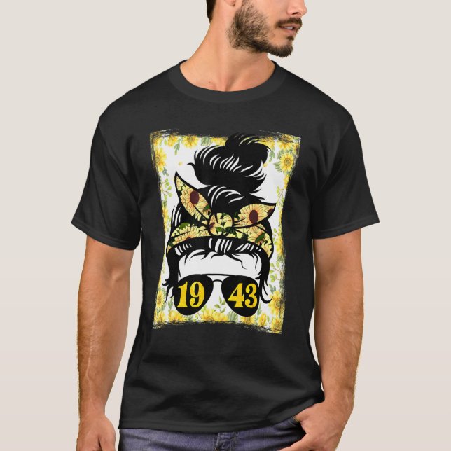 Sunflower Mom Born In 1943 Birthday Gardening Woma T Shirt (Framsida)