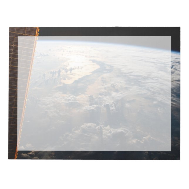 Sunglint Beams av Celebes Sea i Sydostasien Anteckningsblock (Framsida)