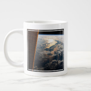 Sunglint Beams av Celebes Sea i Sydostasien Jumbo Mugg